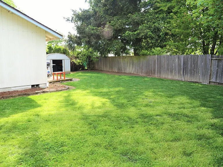 3358 SE Charlotte Pl — Photo 3