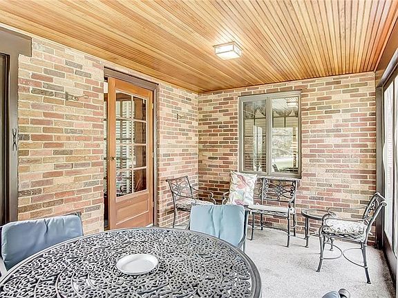 3rd image of 256 Beverly Pl