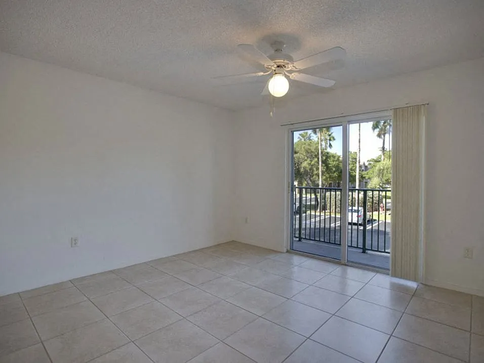Doral Terrace — Photo 3