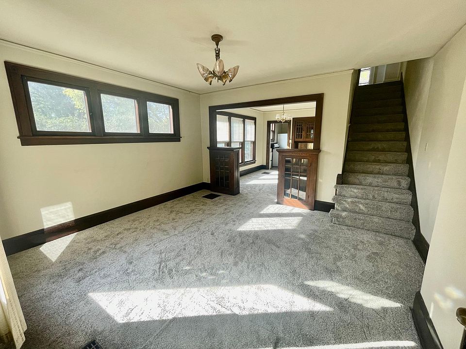 1st image of 1073 18th Ave SE