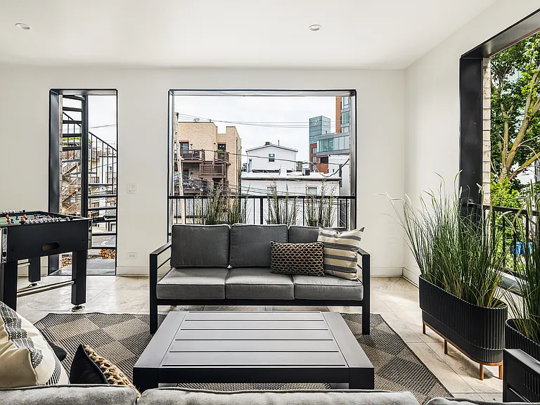 W Addison St — Photo 32