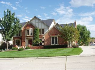 2077 Fairmont Dr, Rochester Hills, MI 48306