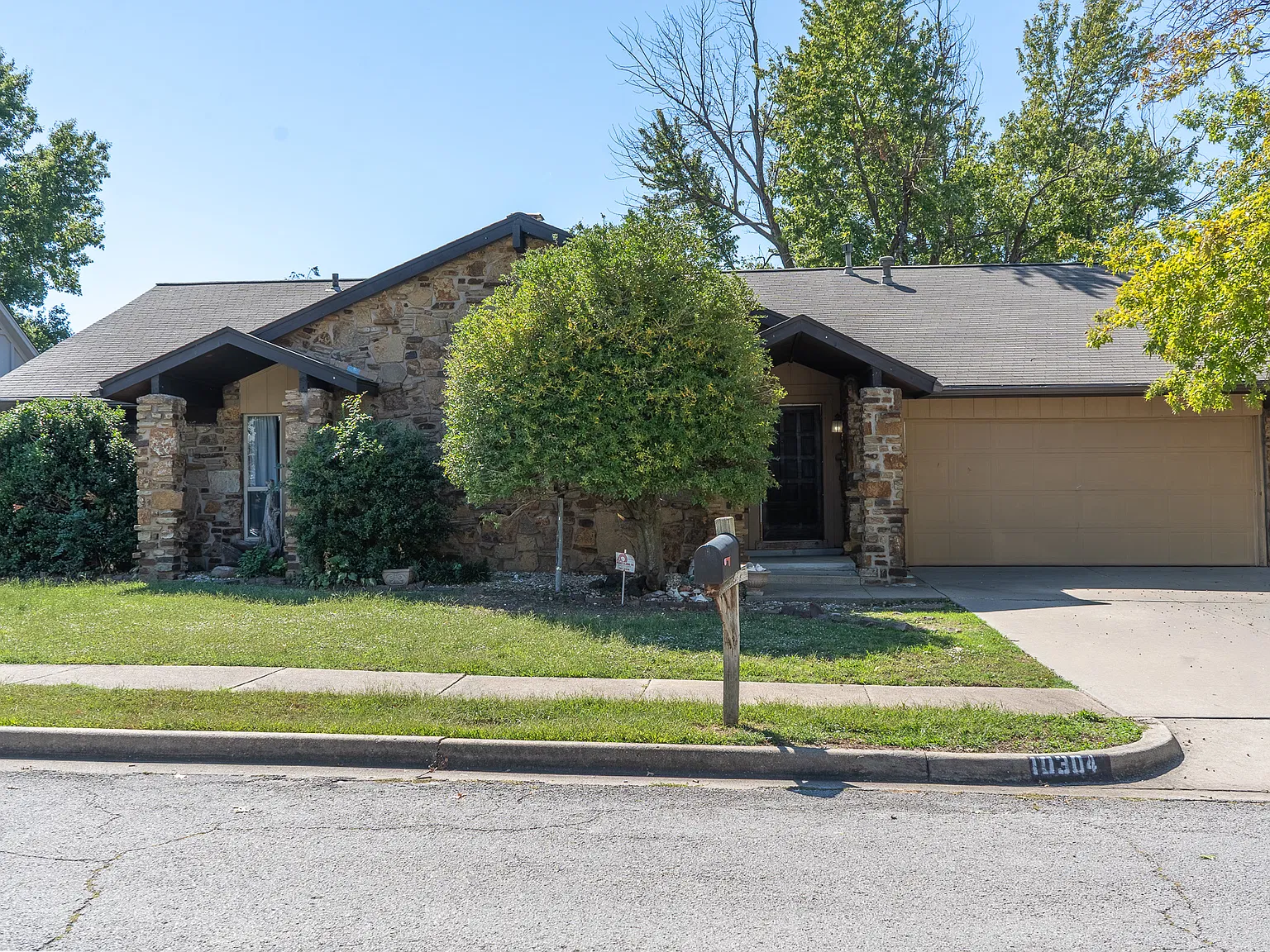 3 bed, 2053 sqft, $1,950 — Photo 2