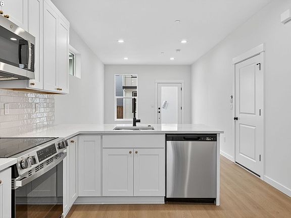 5th image of 4063 SW McKinley St