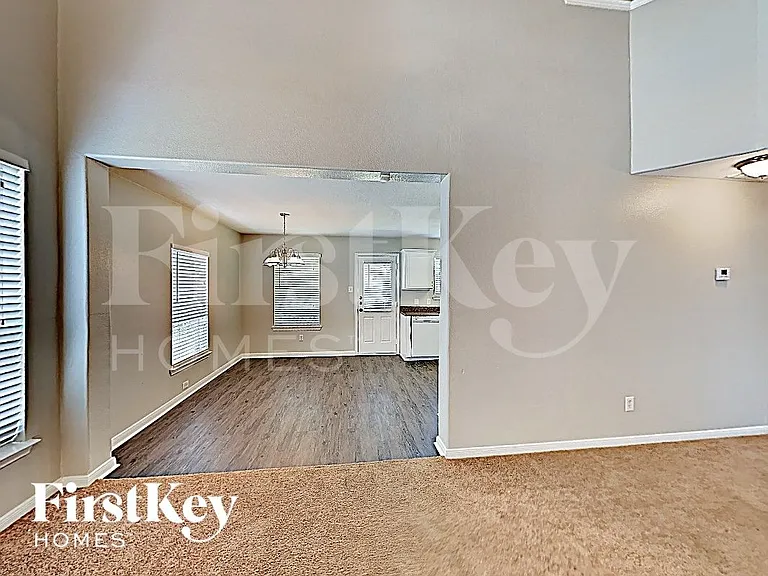 1438 Rocky Glen Ln — Photo 3