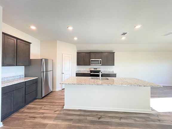 4th image of 612 Aqueduct Dr