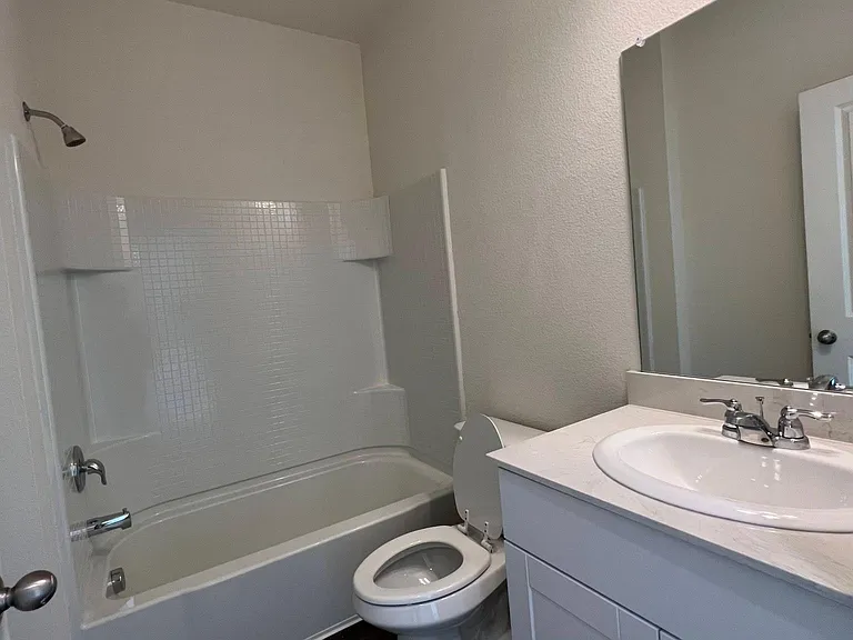 702 Camden Dr — Photo 33