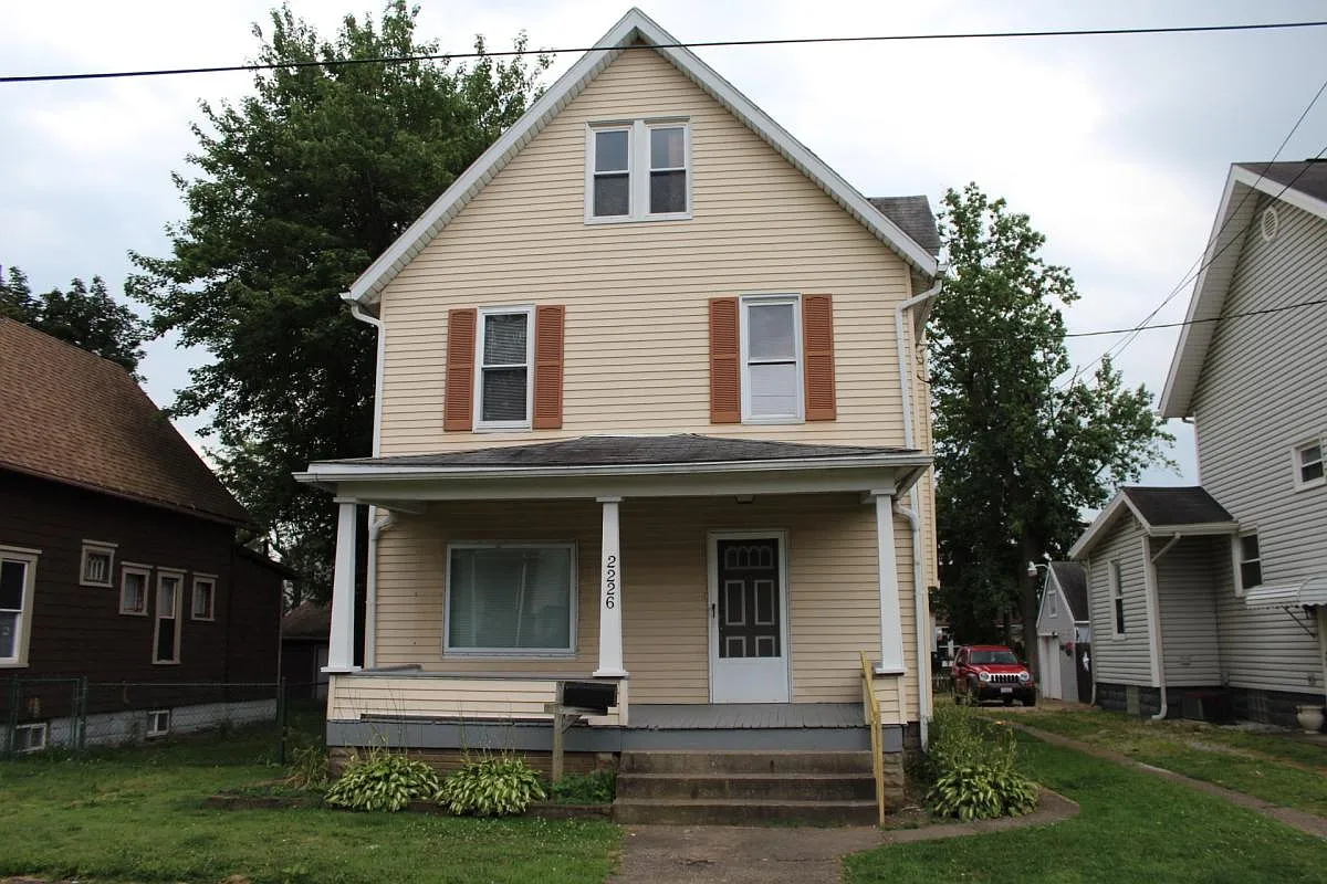 2226 Waltham Pl SW photo 1