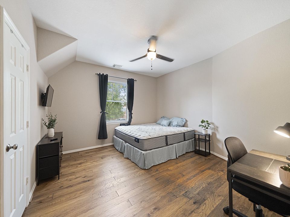 King size bed/Desk/Storage/Ceiling Fan