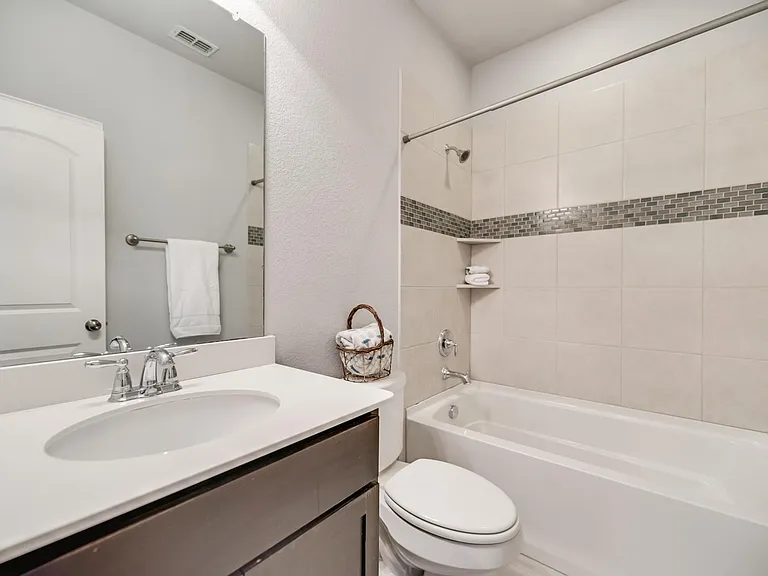 916 Brookville Ct — Photo 4