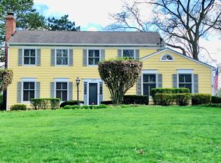 107 W Witchwood Ln, Lake Bluff, IL 60044