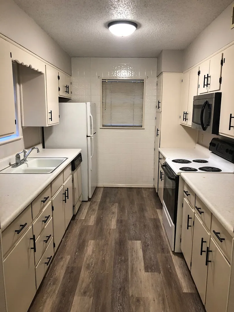 Updated! 2 Bedroom 2 Bath New Paint, New Granite, All Appliances Provided — Photo 2