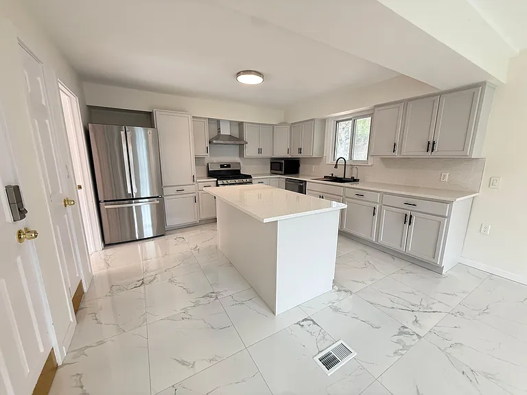 319 Barrington Rd — Photo 25