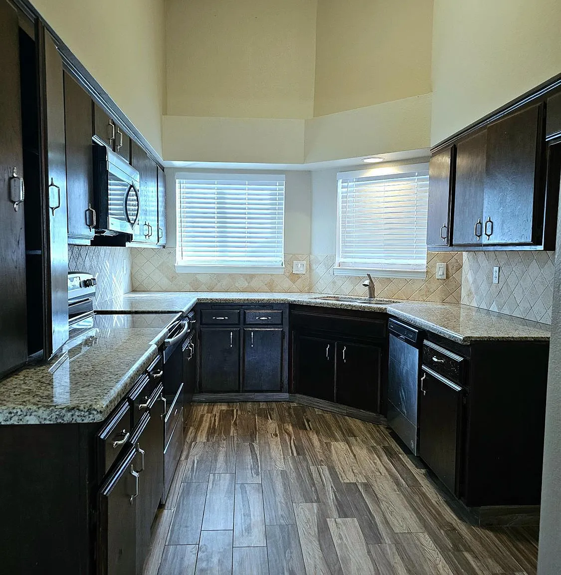 4 bed, 1408 sqft, $2,200 — Photo 2