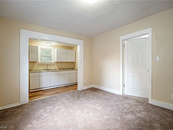 4th image of 1152 Manning Ave