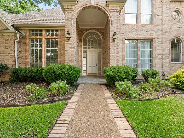 1004 Chimney Hill Trl — Photo 2