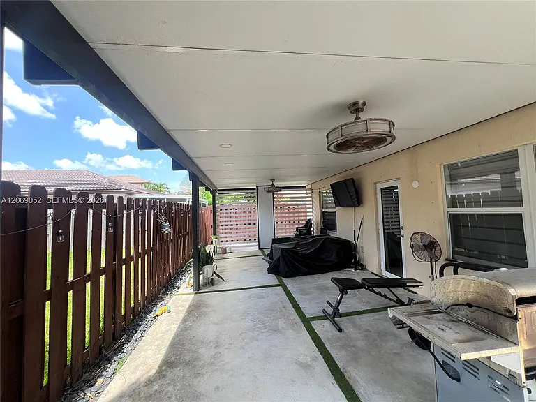 2410 NE 4th St — Photo 17