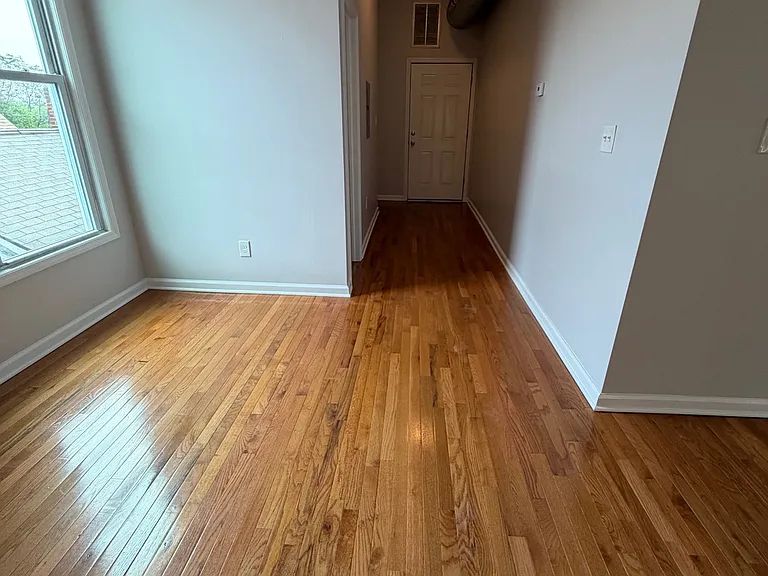 Open floor plan, great for dinning table