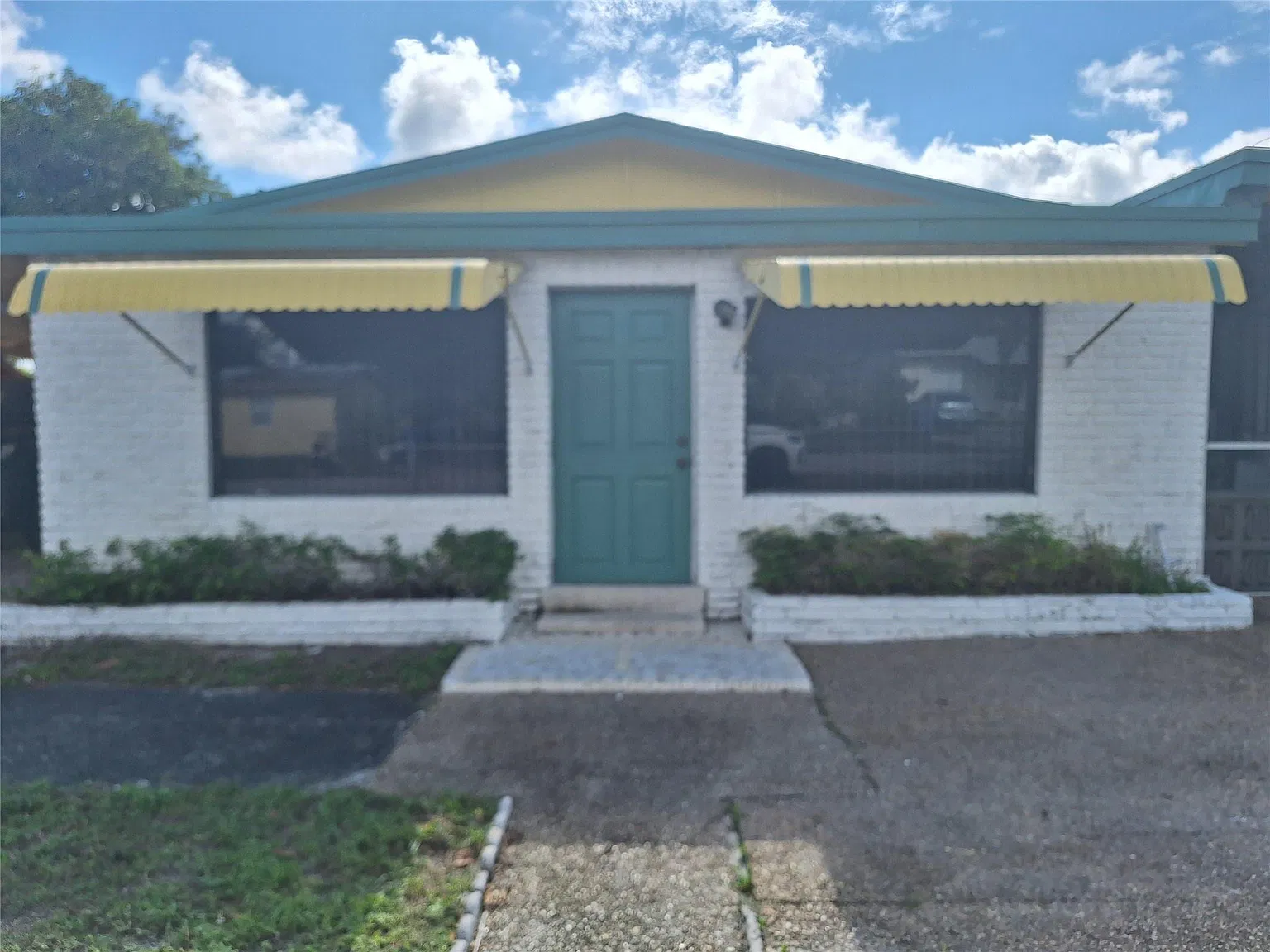 3 bed, 2.0 bath, 1449 sqft, $2,100 — Photo 1