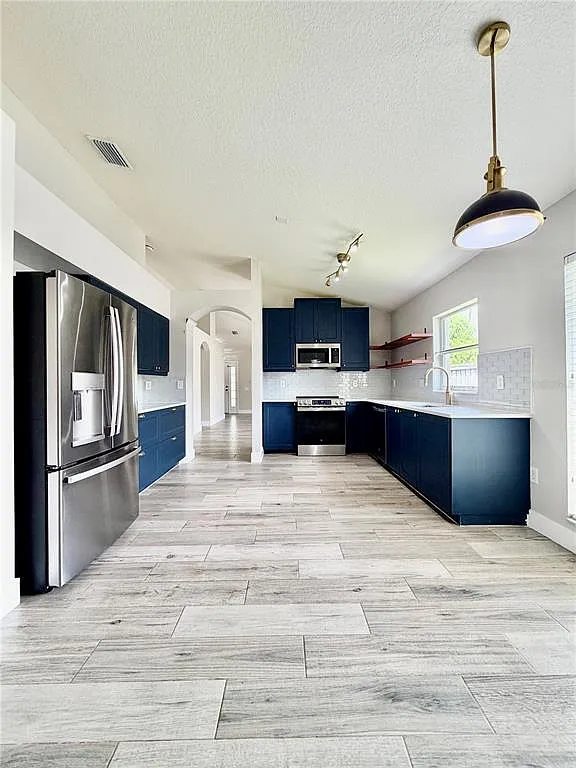 4 bed, 2.0 bath, 1956 sqft, $2,650 — Photo 3