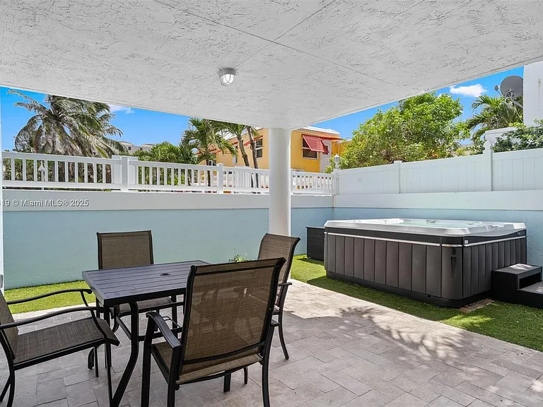 311 N Surf Rd — Photo 29