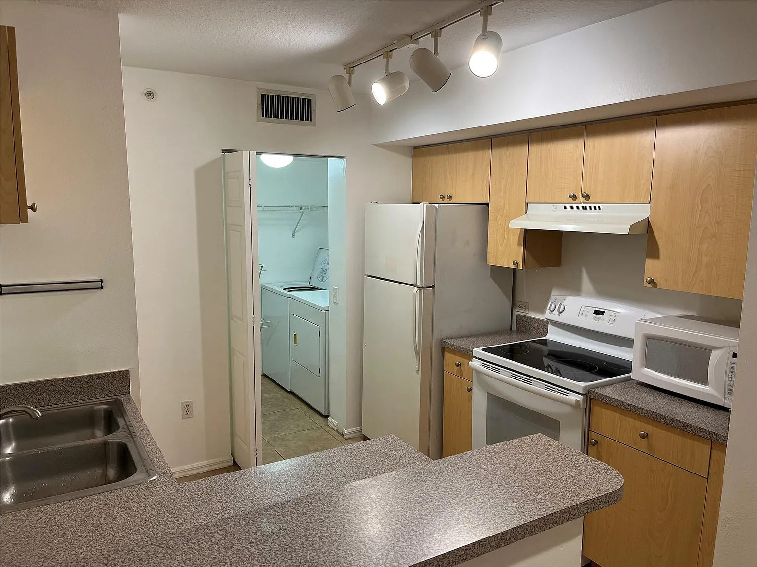 1 bed, 1.0 bath, 793 sqft, $1,800 — Photo 4