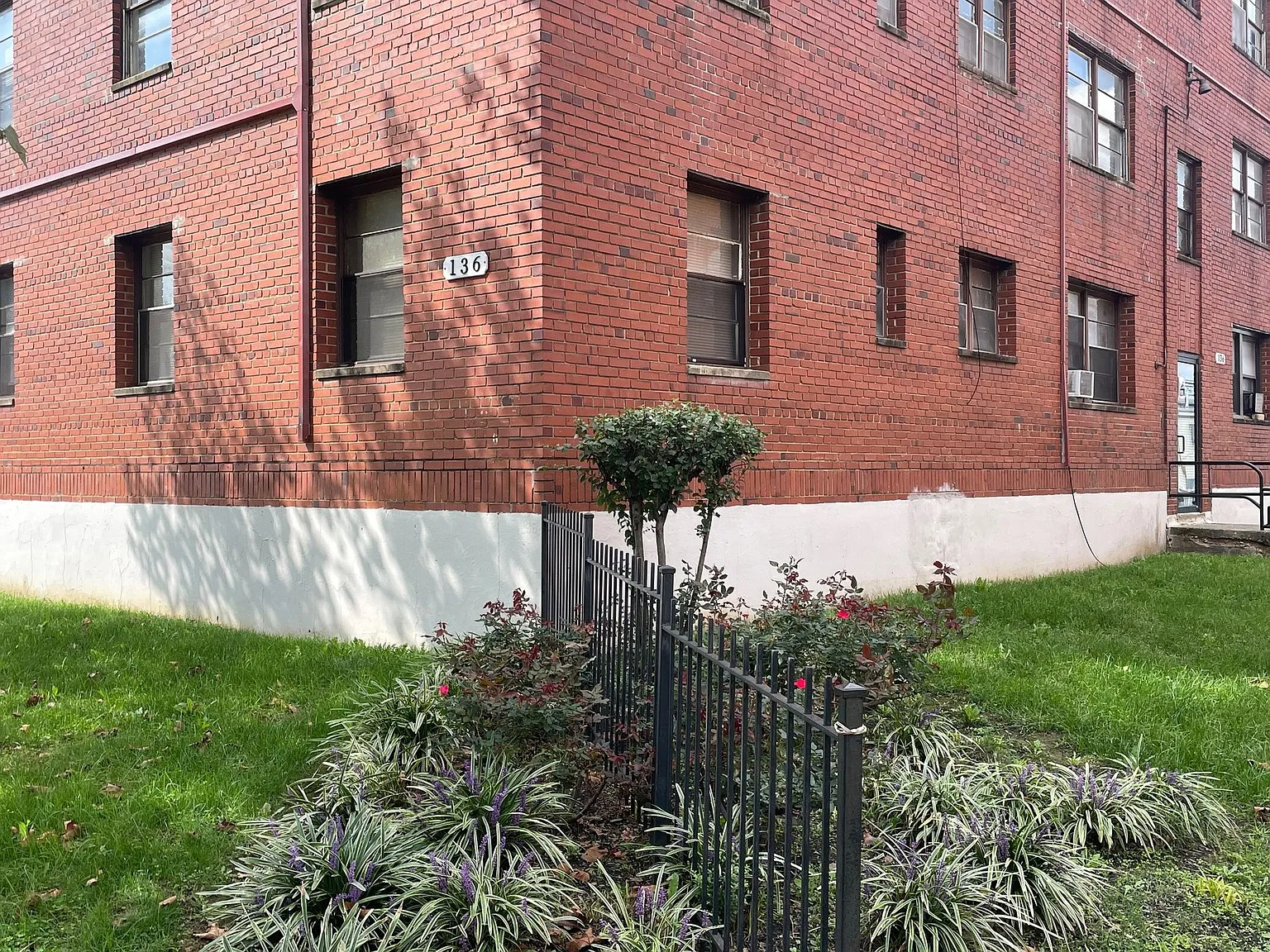136 Kenilworth Ave Ne — Photo 1