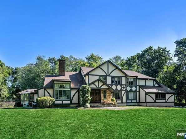 40 Mohegan Trl, Saddle River, NJ 07458