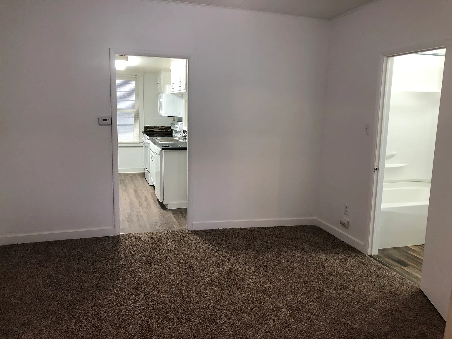 3 bed, 1.5 bath, 1600 sqft, $1,300 — Photo 2