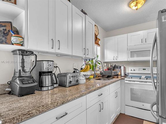 4th image of 670 SW 116th Ct