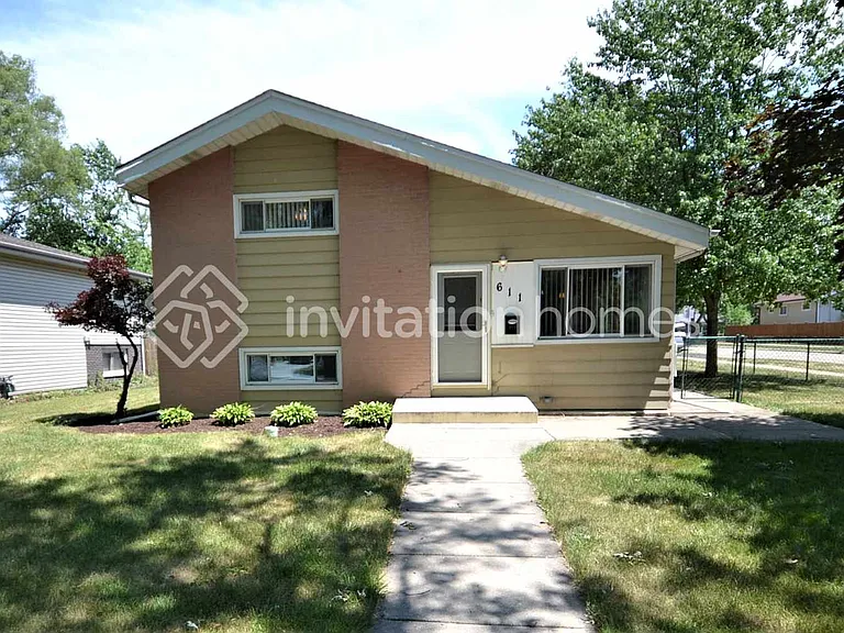 611 N Bierman Ave — Photo 1