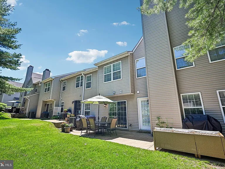 184 Victoria Ct — Photo 4