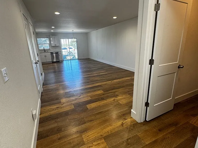 2737 W Marina Dr — Photo 2