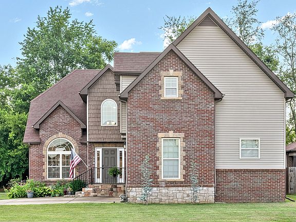 2nd image of 733 Valencia Dr