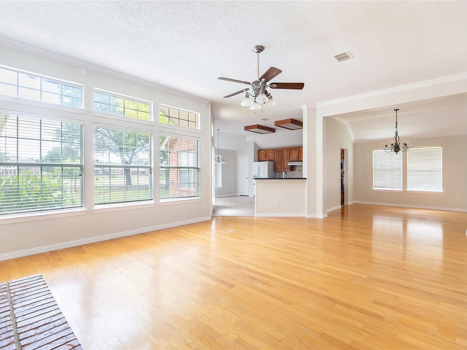 4 bed, 2157 sqft, $2,800 — Photo 3