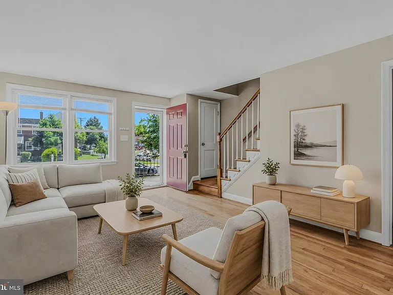 586 Lucia Ave — Photo 2