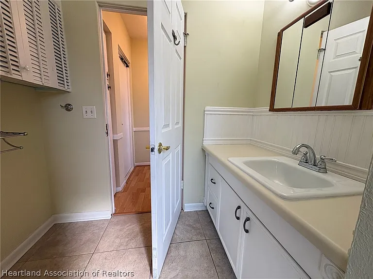 401 E Main St — Photo 10
