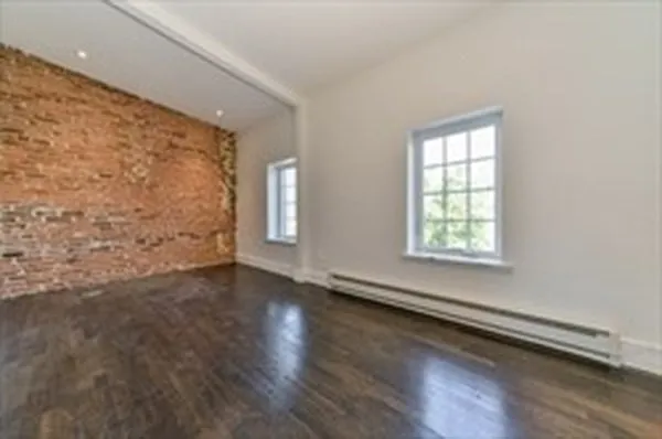 35 Swallow St #3 — Photo 4