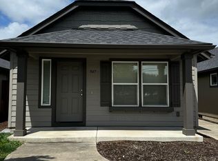 947 N Pacific Hwy #99, Cottage Grove, OR 97424