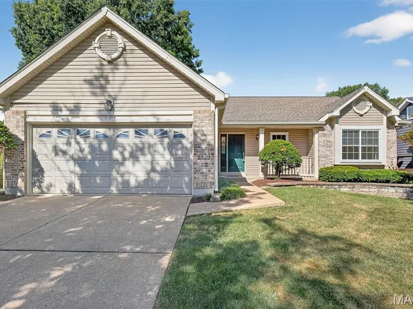 127 Oak Park Village Dr, Grover, MO 63040
