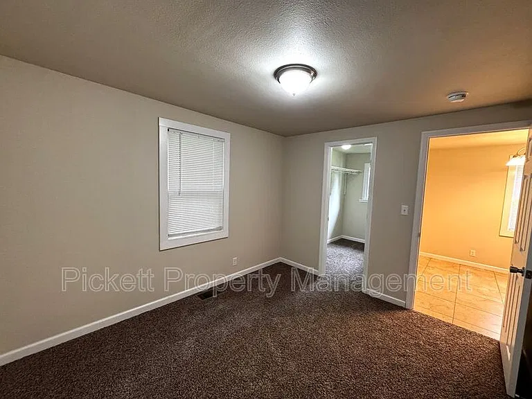 840 Maple Ave E — Photo 15
