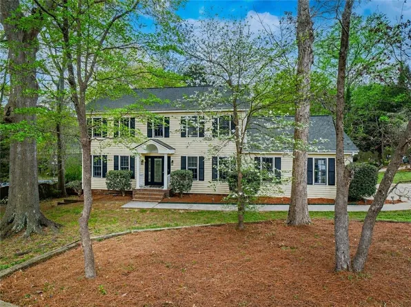 945 E Riverbend Dr SW, Lilburn, GA 30047