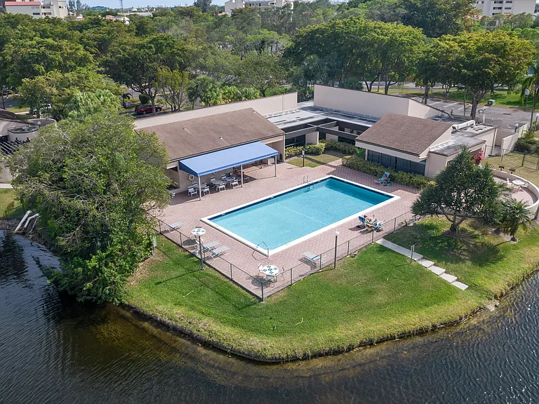 2200 S Cypress Bend Dr #101 — Photo 41