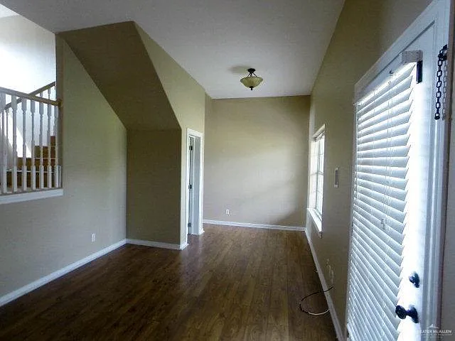 204 San Saba St — Photo 6