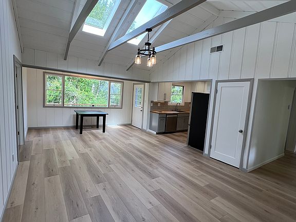 4th image of 34 Laverne Ave