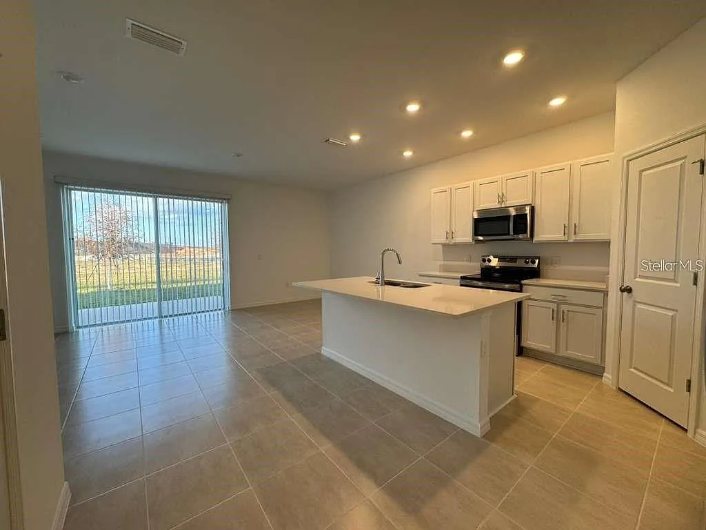 3 bed, 2.5 bath, 1404 sqft, $1,950 — Photo 4