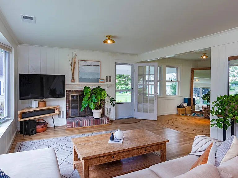 54 Bassett Ln — Photo 12