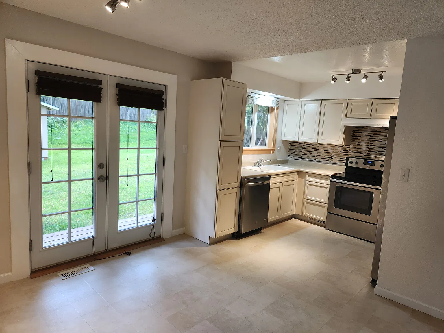 3 bed, 1.5 bath, 1056 sqft, $2,300 — Photo 2