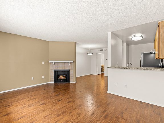 4th image of 6210 Woodman Ave #103
