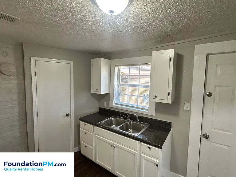 1596 Barton St — Photo 3